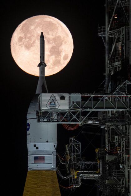 Loď Orion a na pozadí Měsíc. Raketa SLS si prošla novým rychlým testem čerpání vodíku do nádrže centrálního stupně