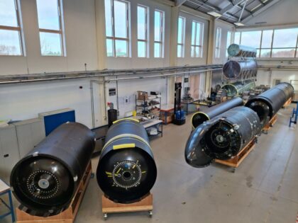 Výrobní hala firmy Orbex s částmi rakety Prime