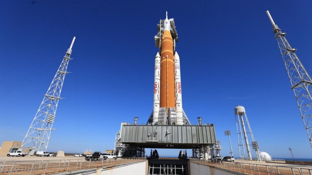 Raketa SLS se bude vracet do VAB