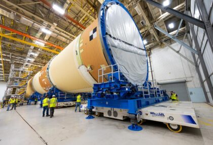 Centrální stupeň SLS pro Artemis III dne 27. prosince 2025, pohled od předního lemu