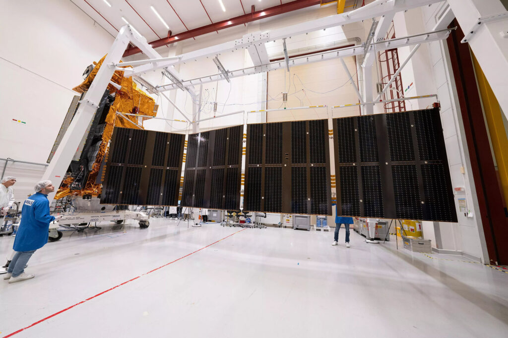 Vyklápění fotovoltaických panelů družice MetOp-SG-B1.