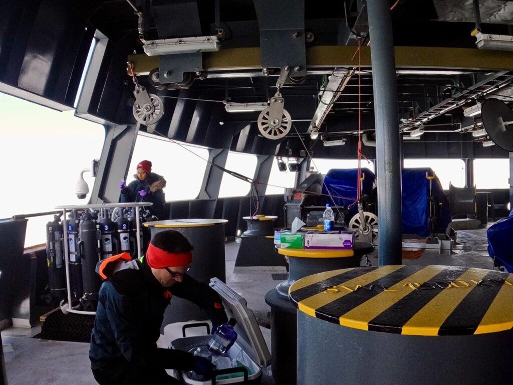 Mariam Naseem a Marc Neveu uklízejí hloubkové vzorky získané z cirkupolárního proudu.