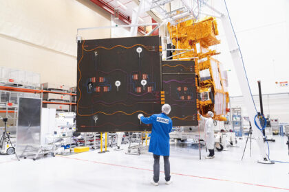 Vyklápění fotovoltaických panelů družice MetOp-SG-B1.