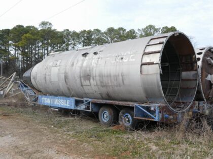 Mezikontinentální raketa Titan II na lesní cestě