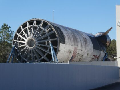 První stupeň posledního vyrobeného Saturnu V (dnešní stav): kýbl a hadrby mu určitě prospěl