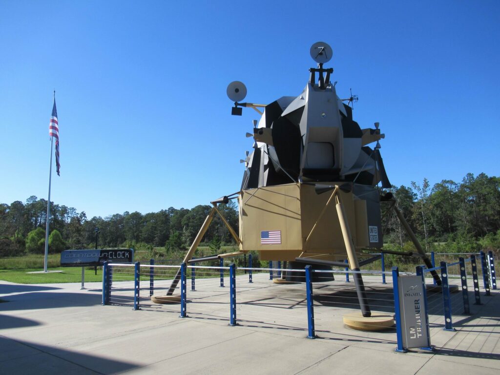 V expozici Infinity Science Center je i zjednodušená replika lunárníhomodulu (foto z roku 2023)