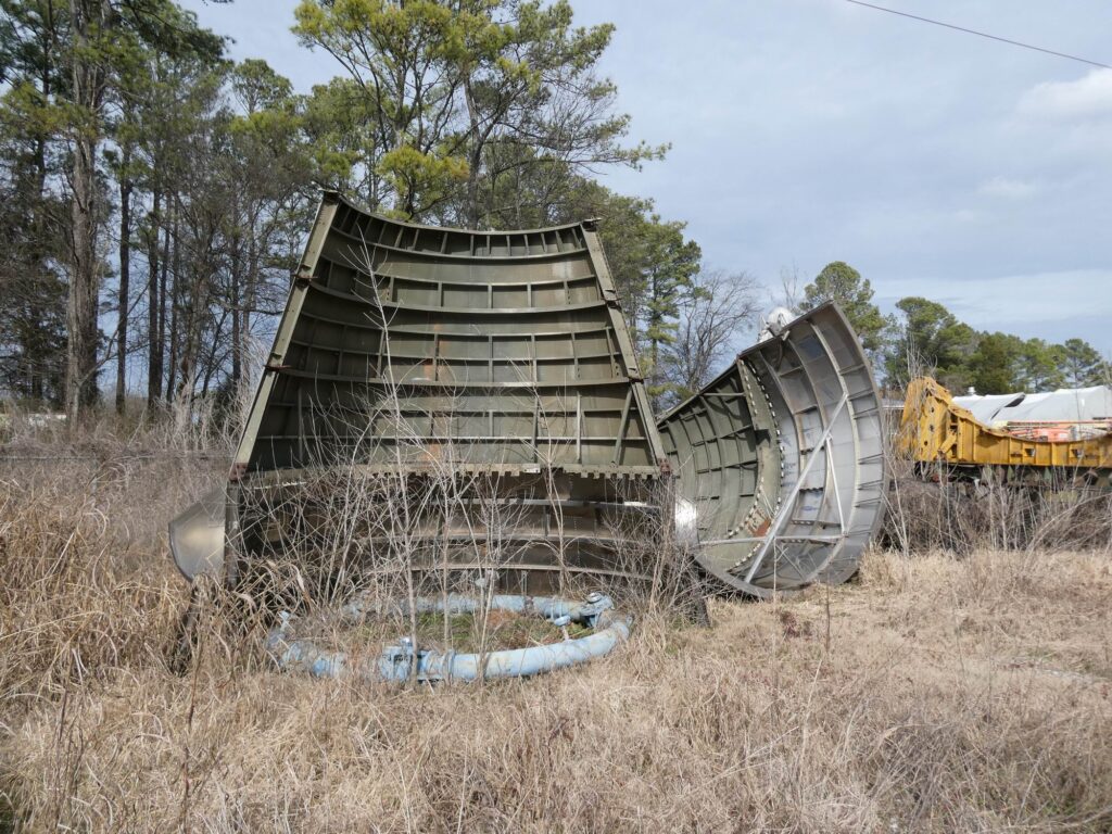 Kusy (zřejmě testovací) rakety Saturn V