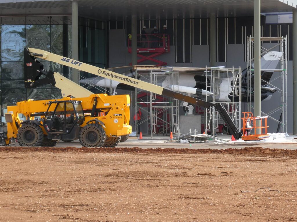 U vchodu do nové budovy do U. S. Space and Rocket Center je už dnes„náš“ L-39 Albatros