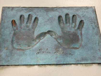 Symbolicky „podat ruku“ si můžete třeba s takovou legendou, jako byl John Glenn