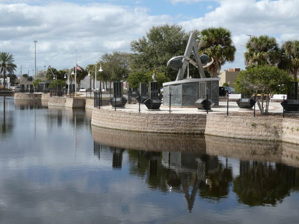 Památník programu Apollo, kolem pak jsou bronzové desky s otisky rukou