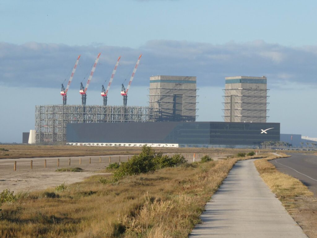 Ve Starbase je i ústředí SpaceX: dominantou se ovšem stane nověbudovaná Gigabay