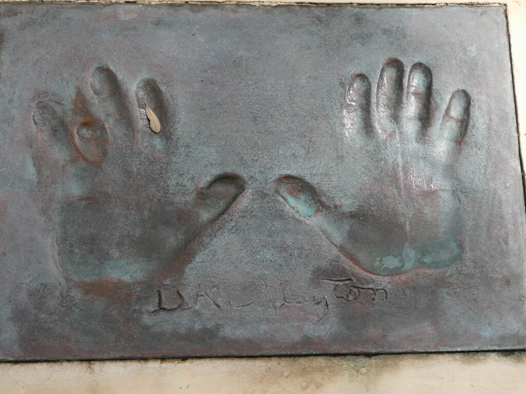 Donald Slayton jako pětiletý přišel o konec malíčku a prsteníku při nehodě na farmě, na kariéru pilota a později astronauta to však nemělovliv