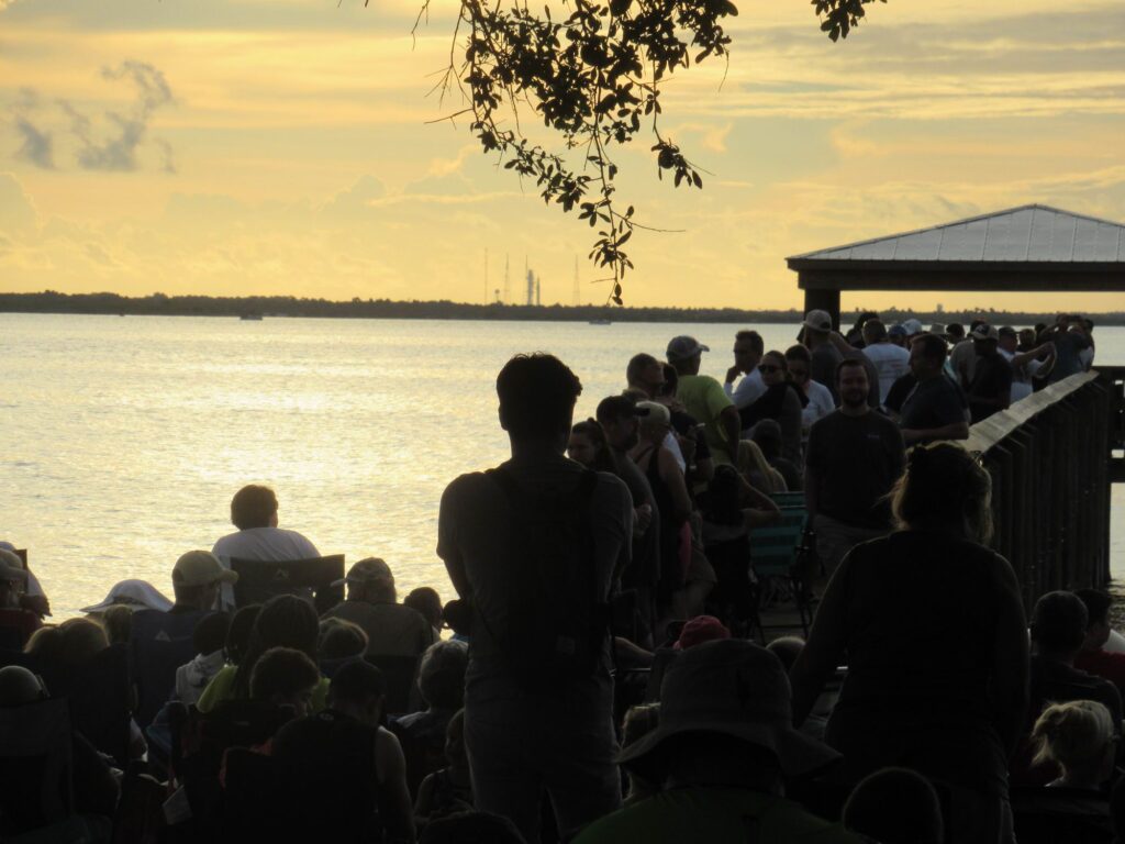 Fotografie z 29. srpna 2022 (první pokus o start Artemis I): Space ViewPark je beznadějně přeplněný zvědavci