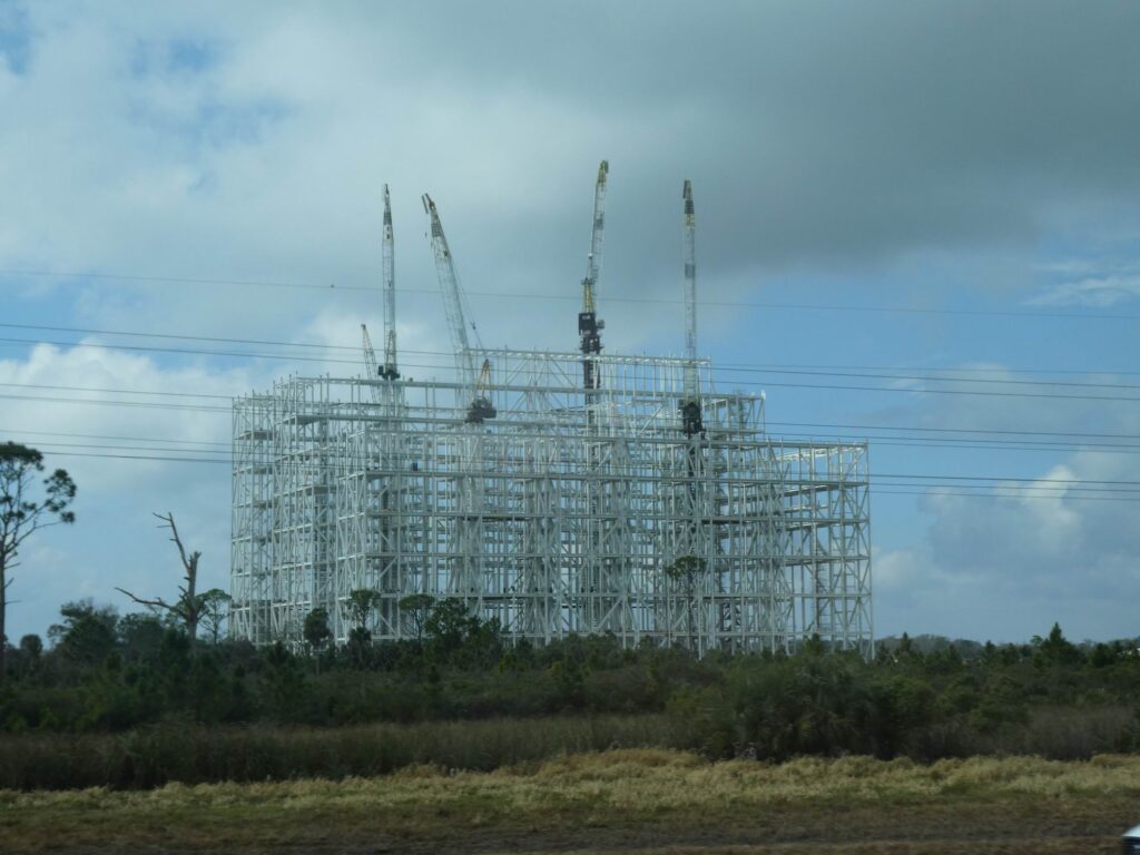 Novou dominantou floridského kosmodromu se stává Gigabay pro raketyStarship (SpaceX)