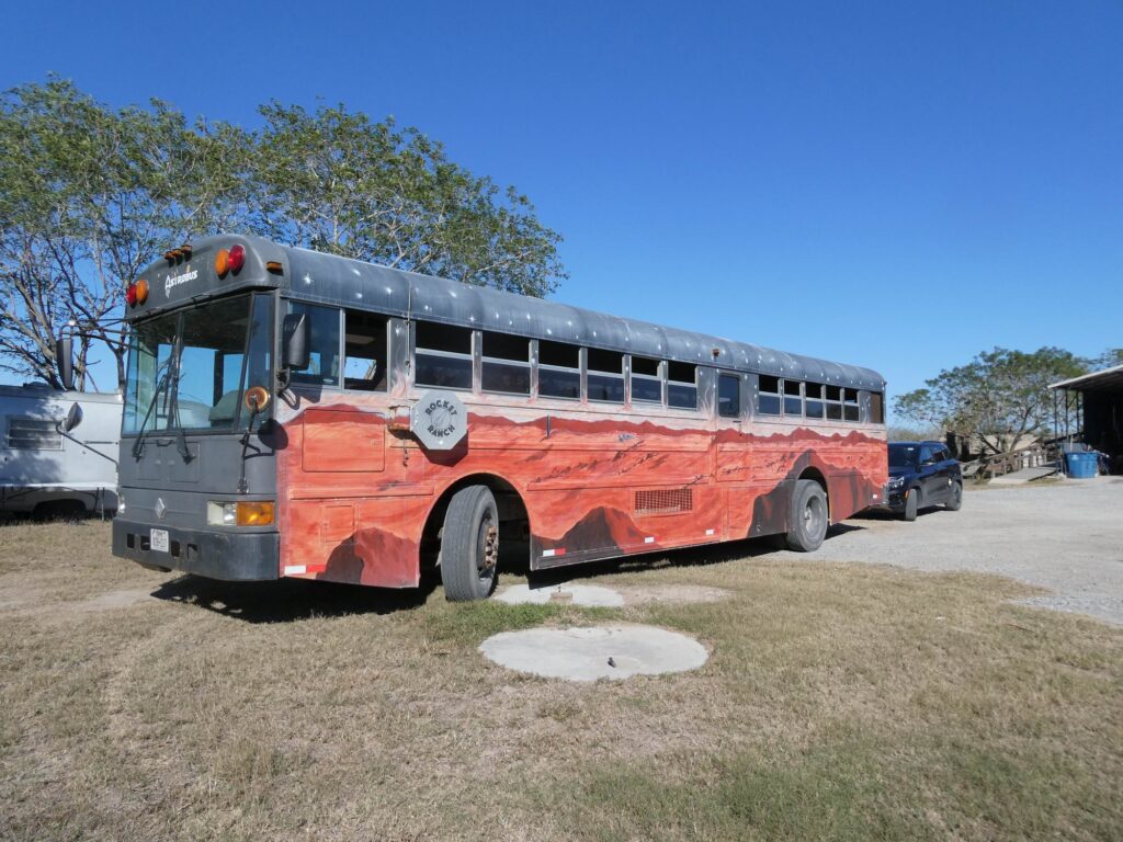 Astrobus je stále funkční a vozí návštěvníky na vyhlídky na vzlety (ev.přistání) Starshipu