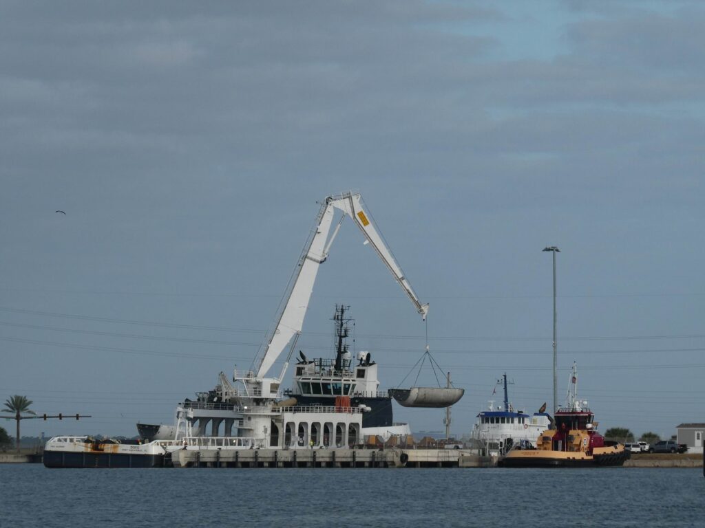 Pokud někomu nestačí manipulace s prvním stupněm, může se dívat na vykládku aerodynamických krytů Falconu 9.