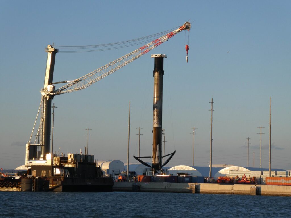 První stupeň Falconu 9 B1095 během procesu skládání podvozkových noh