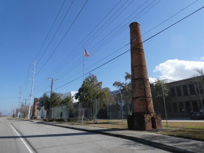 Před továrnou dodnes stojí komíny bývalého zpracovatelského závoducukrové třtiny