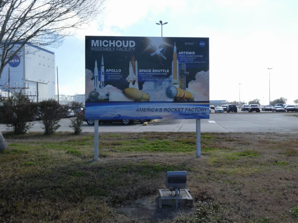 Informační tabule s místními kosmickými projekty