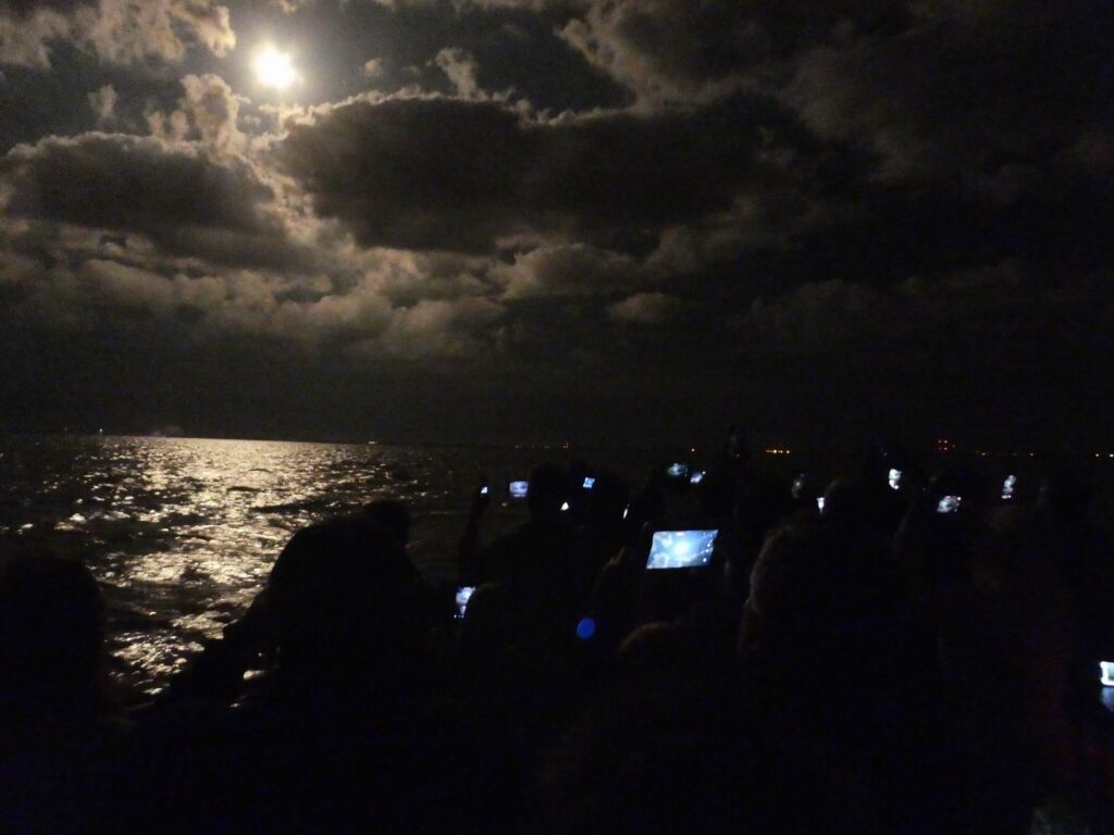 Falcon 9 (start 1í. února) přeskakuje mezi mraky, účastníci zájezdu fotí z lodi