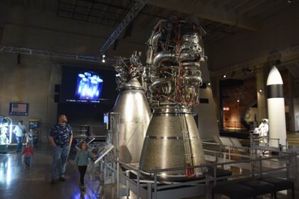 První výstavní hala, motory firmy Blue Origin