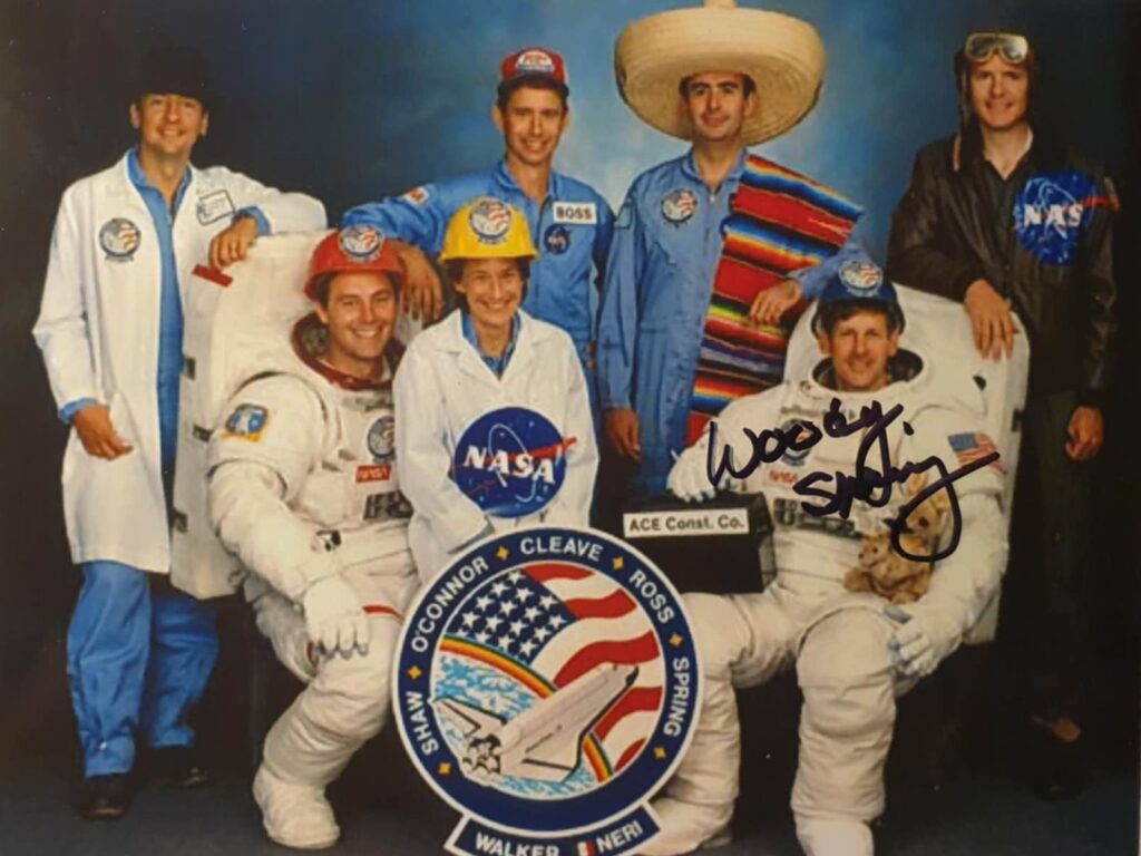 Netradiční fotografii posádky Atlantis STS-61B podepsal Sherwood Spring