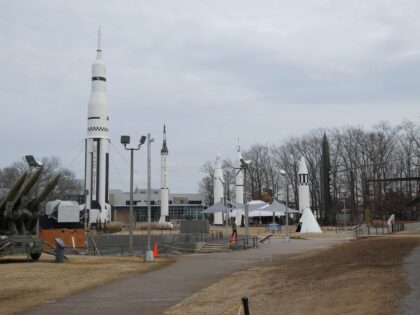 Pohled na „zahradu raket“ v U. S. Space and Rocket Center