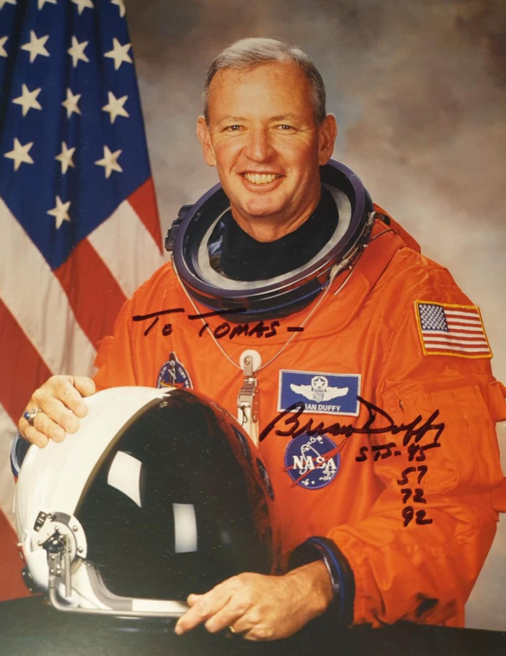 Astronaut (v daném případě Brian Duffy) se ochotně podepíše...