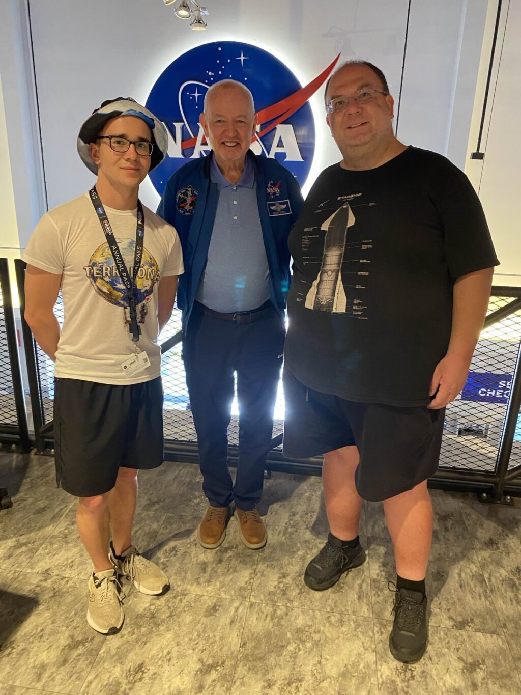 ...i zapózuje pro snímek na památku