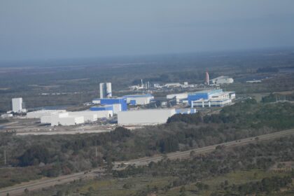 Pohled na obří (a stále se rozrůstající) komplex Blue Origin, nad nímpak je návštěvnický komplex Kennedyho kosmického střediska