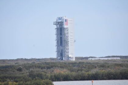 Odsunutá mobilní servisní věž rakety Vulcan