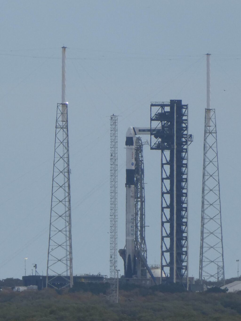 Falcon 9 s lodí Dragon Freedom na rampě SLC-40