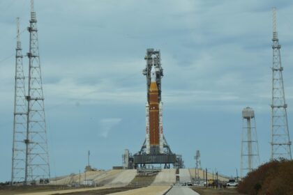 Raketa SLS pro misi Artemis II na rampě 39B