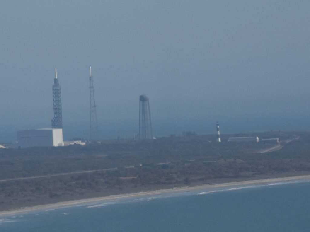 Komplex číslo 36 pro raketu Blue Origin, vpravo od něj ikonický majákna mysu Canaveral