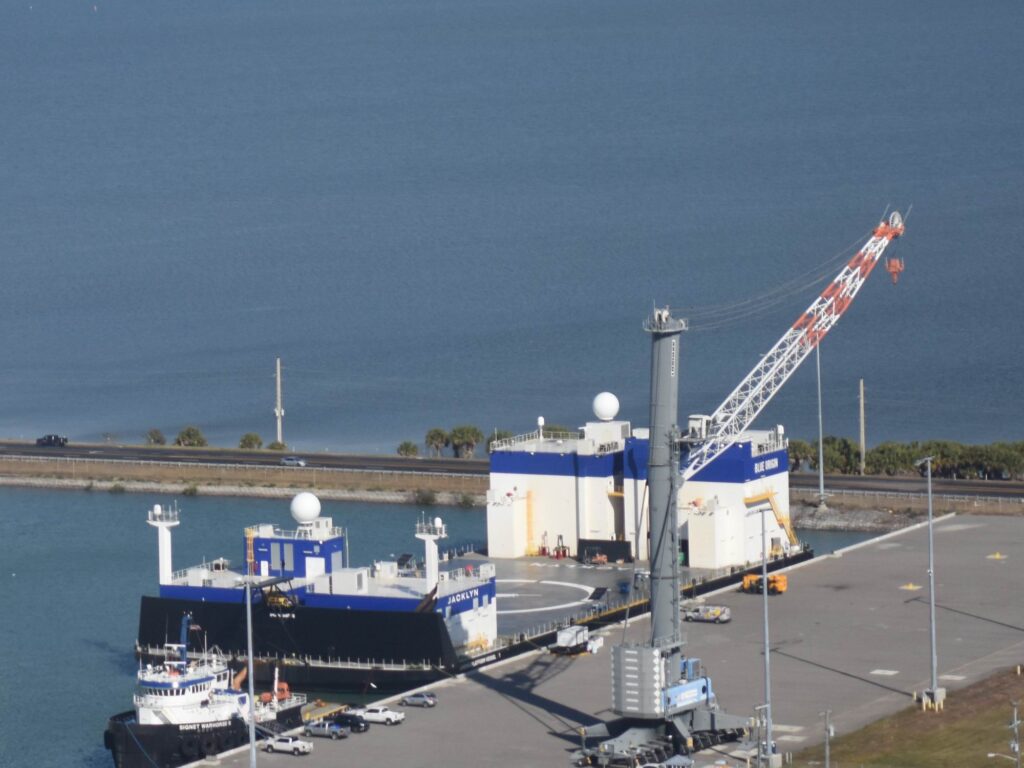 Loď Jacklyn (Blue Origin) pro přistávání raket New Glenn