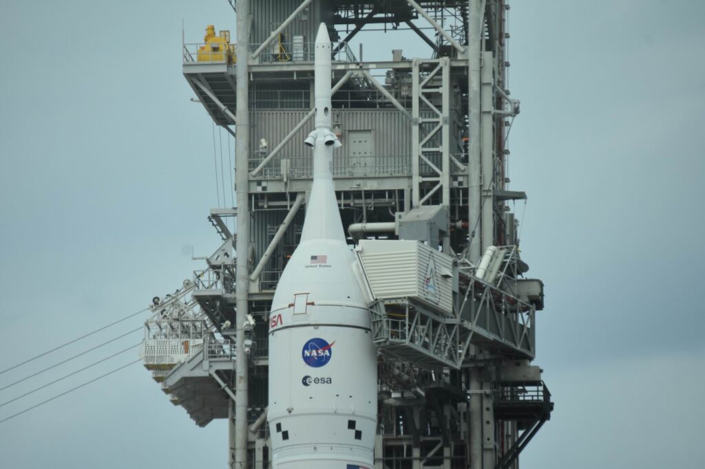 Loď Orion na vrcholu SLS: k Měsíci snad už příští měsíc