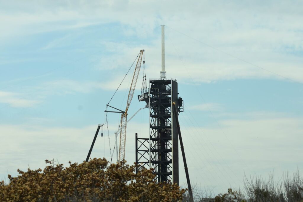 Okamžik, kdy rampa 39A přišla o své rameno CAA (Crew Access Arm) a dočasně (nebo navždy?) také o možnost odbavovat pilotované lety