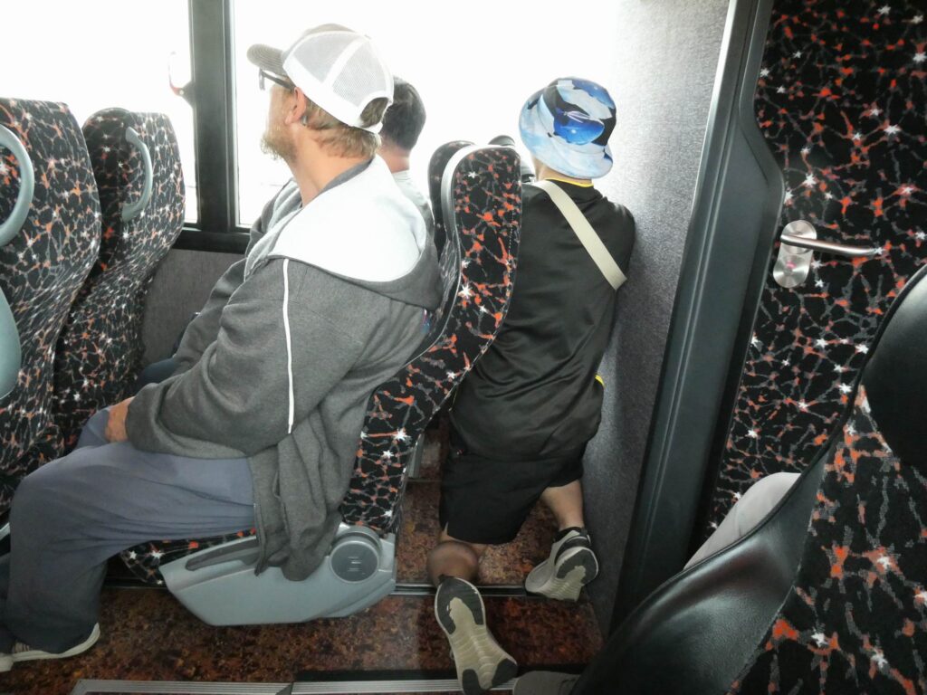 Pasažéři nesmí za jízdy vstávat! Ale když máte skladnéhospolucestujícího, skulinka se vždy najde