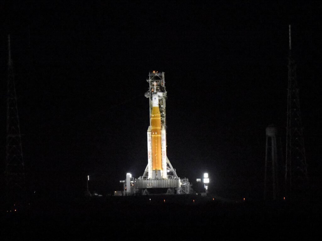 A na rozloučenou ještě noční pohled na SLS