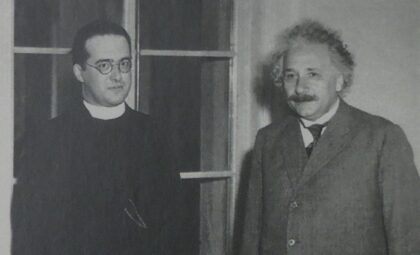 Albert Einstein a Georges Lemaître, muž, který prokázal, že se vesmír rozpíná.