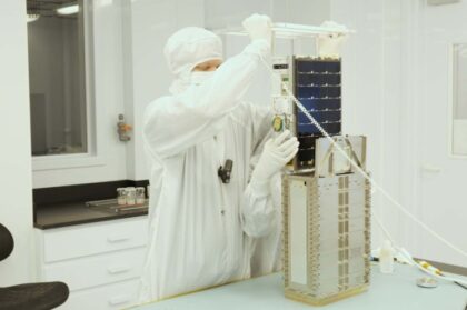 Příprava CubeSatu SPARCS (Star-Planet Activity Research CubeSat).