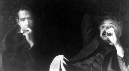 Niels Bohr a Albert Einstein spolu o kvantové mechanice vedli dlouhé disputace.