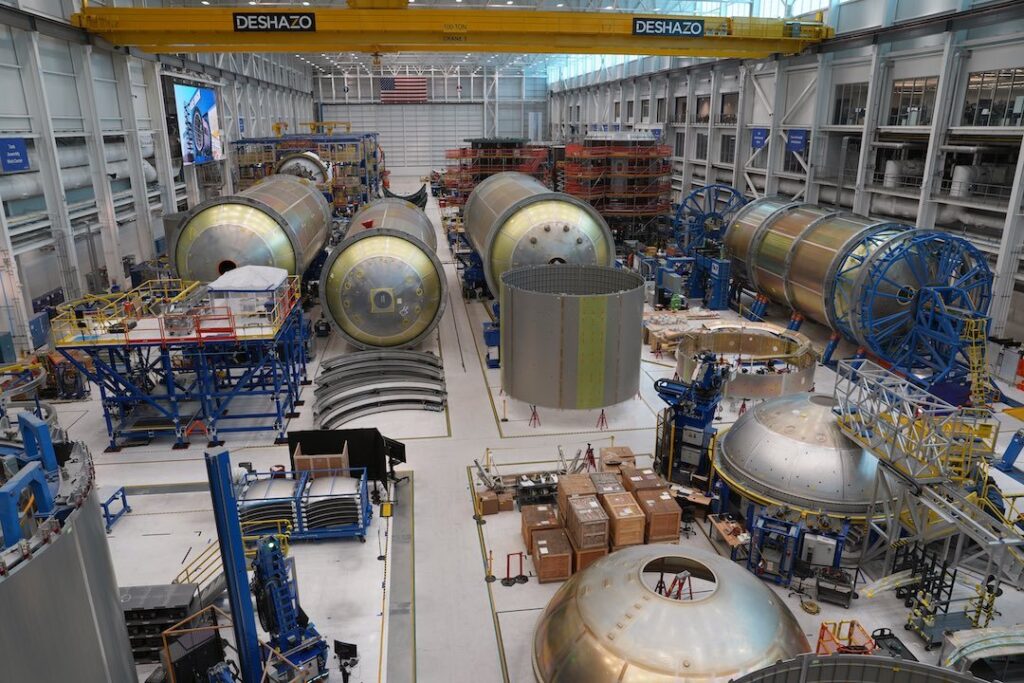 Pohled na výrobu druhých stupňů pro raketu New Glenn