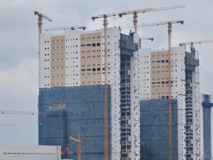 Stavební práce finišují nejen na rampě. U dvojice integračních budov pro rakety CZ-10 je odstraňováno lešení.