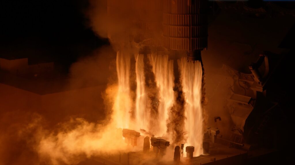 Detailní pohled na pracující raketové motory YF-102 na raketě Kinetica-2.