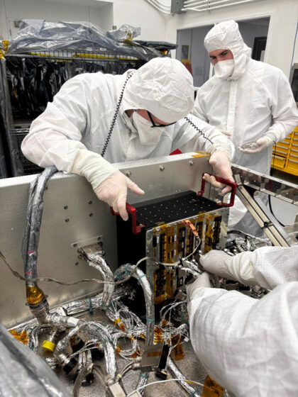 V čisté místnosti v APL probíhá integrace technického modelu IEM Dragonfly, který obsahuje základní avioniku kosmické sondy, s elektrickým kabelovým svazkem přistávacího modulu, což je svazek vodičů, kabelů a konektorů, který bude přenášet energii a data po celé vrtulové sondě.