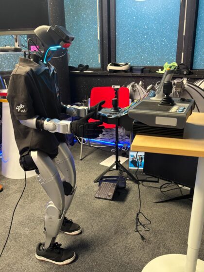 Robot v ECSATu řízení z konference World Mobile Congress.