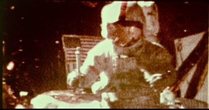 Velitel Apolla 15, astronaut David R. Scott provádí experiment s kladívkem a pírkem.