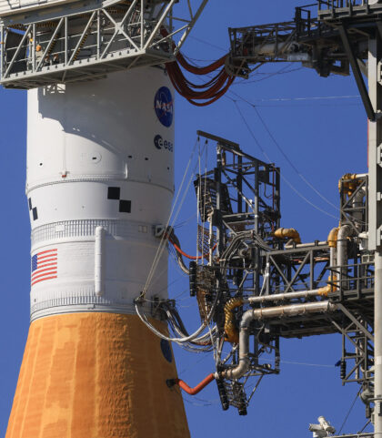 Ke stupni ICPS jsou připojeny dvě desky s hadicemi a kabely. Menší horní deska zajišťuje ventilaci vodíku a dodávku vzduchu pro systém řízení prostředí v ICPS. Větší spodní deska dodává kapalný vodík, kapalný kyslík, helium a zajišťuje detekci nebezpečných plynů.