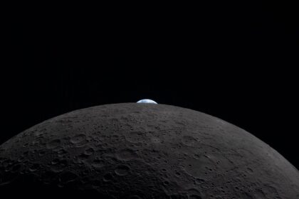 Východ Země nad Měsícem z pohledu lodě Orion